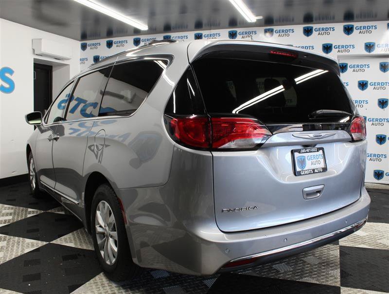 Used 2019 Chrysler Pacifica Touring-L FWD image 2