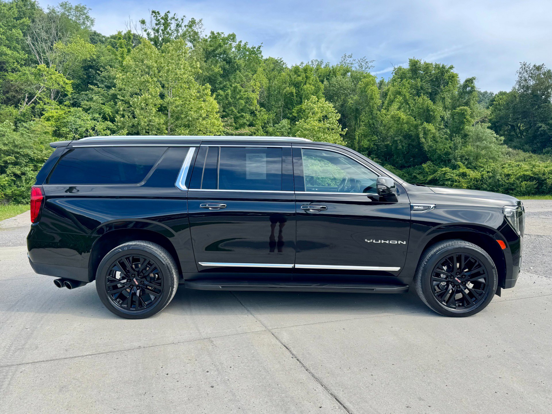 Used 2022 GMC Yukon XL SLT w/ SLT Premium Package AWD/4WD image 7