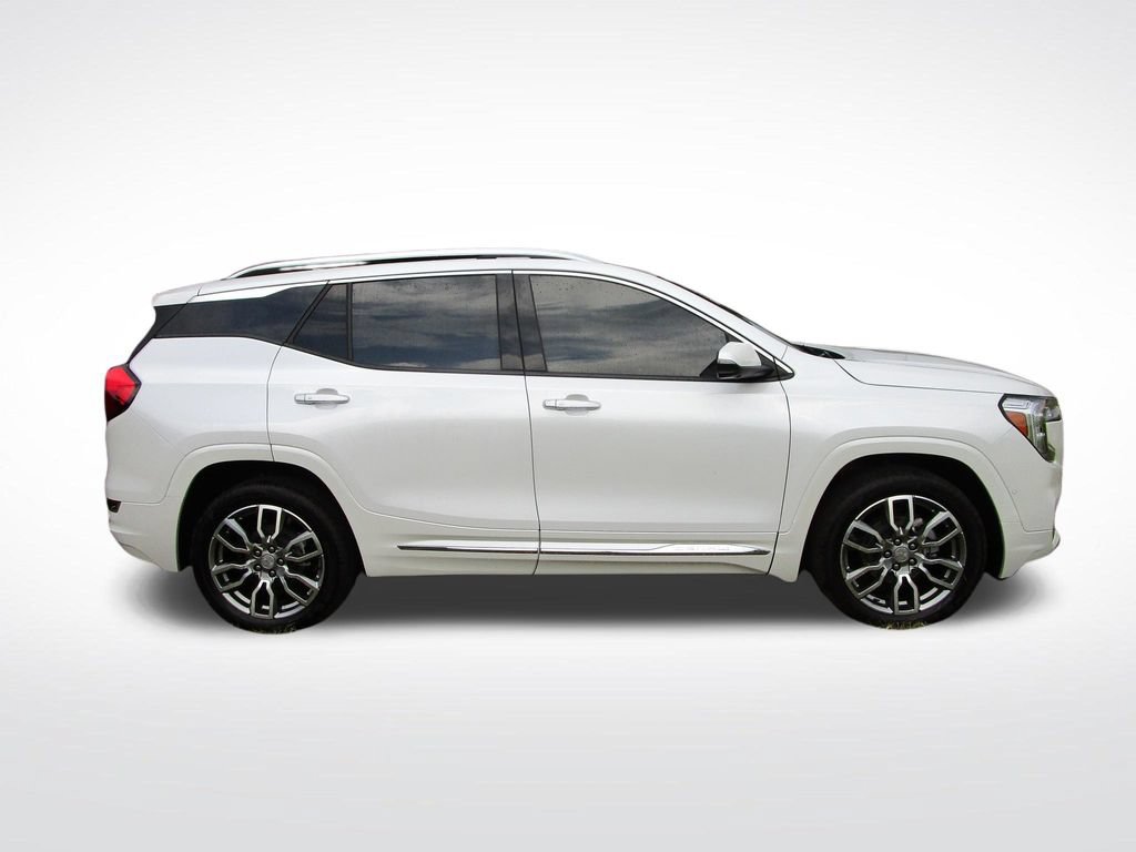 Used 2024 GMC Terrain Denali w/ Denali Premium Package AWD/4WD image 9