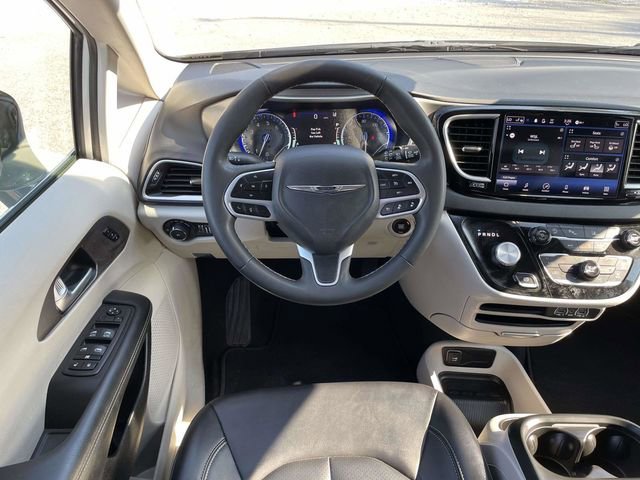 Used 2024 Chrysler Pacifica Touring-L image 14