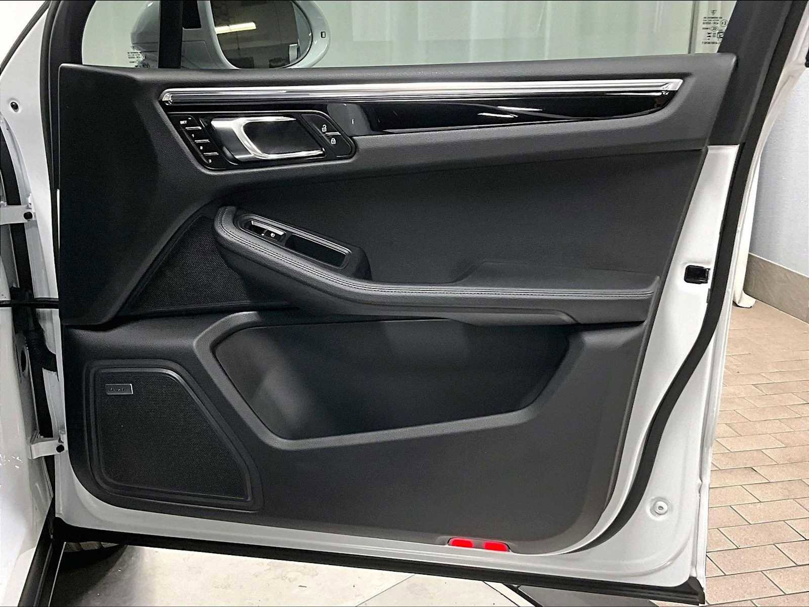 Used 2025 Porsche Macan image 28