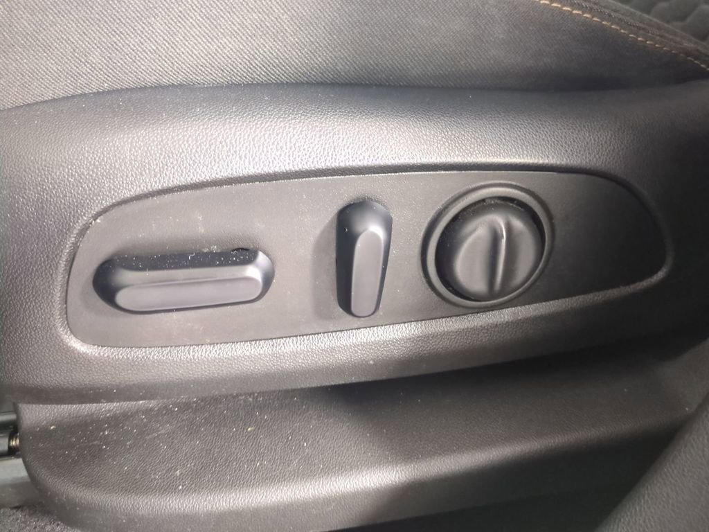 Used 2020 Chevrolet Equinox LT w/ Driver Convenience Package image 23