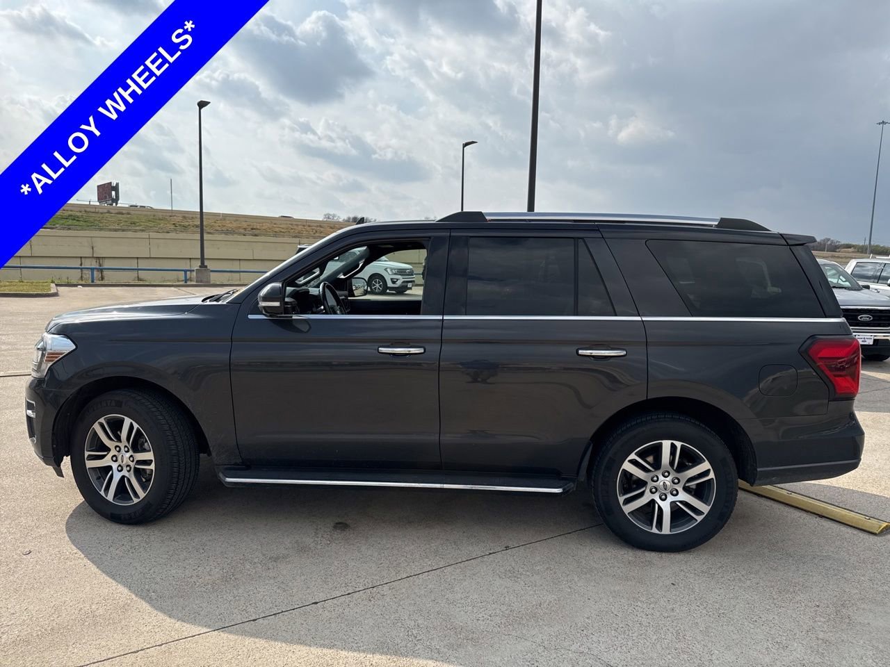 Used 2023 Ford Expedition Limited image 3