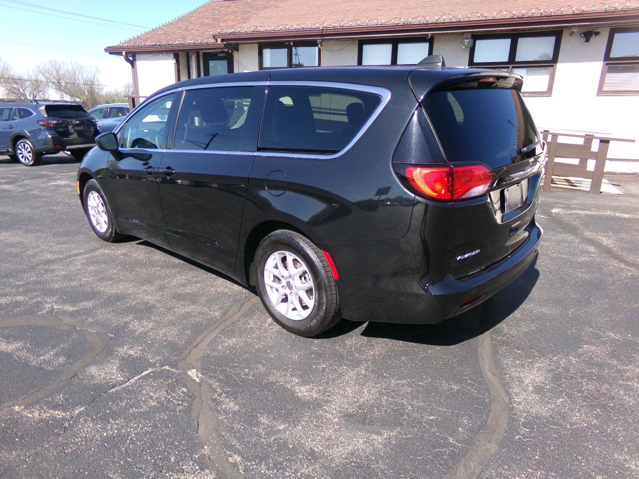 Used 2022 Chrysler Voyager LX FWD image 8