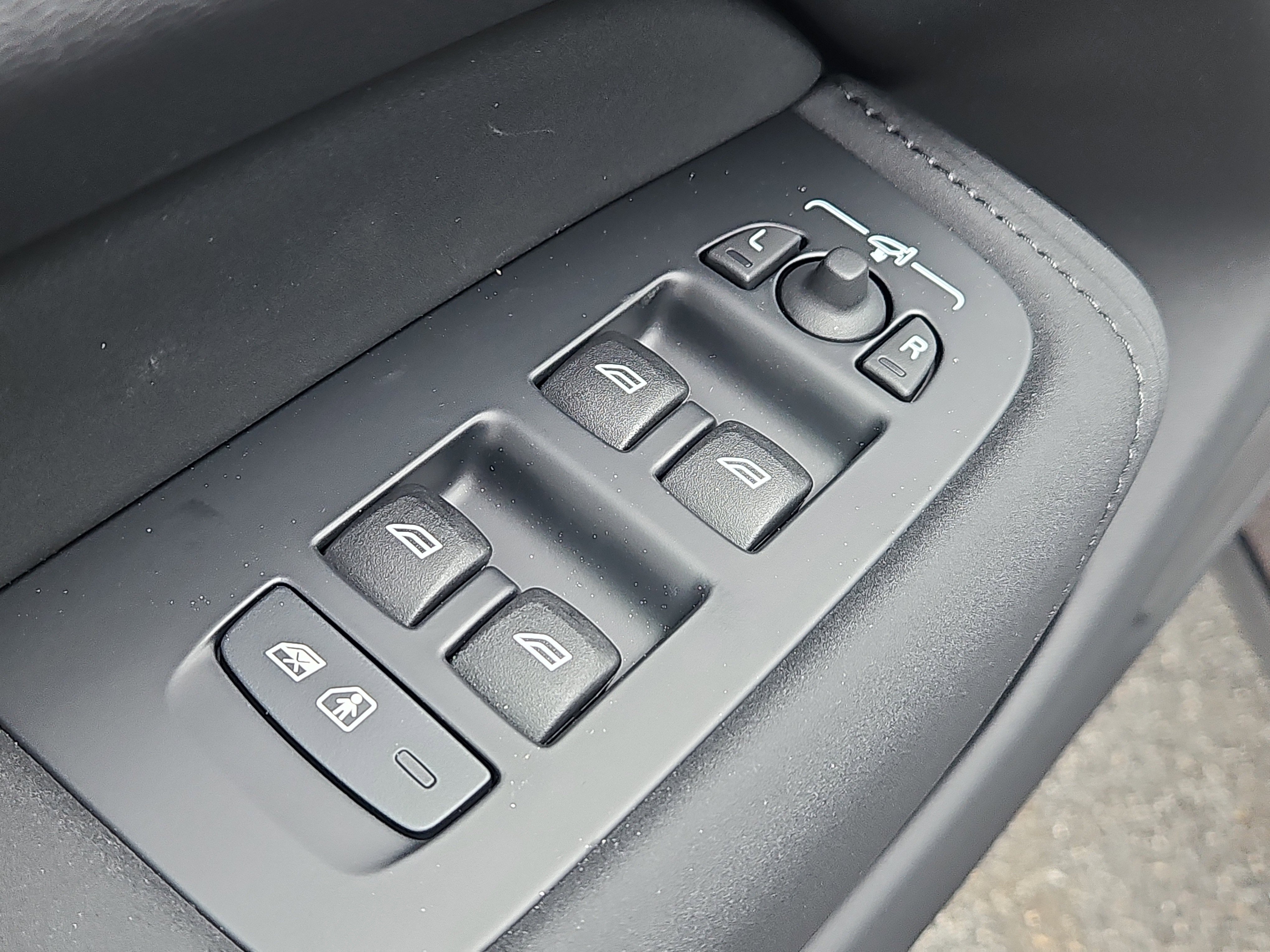 New 2026 Volvo XC60 B5 Plus w/ Protection Package Premier image 18