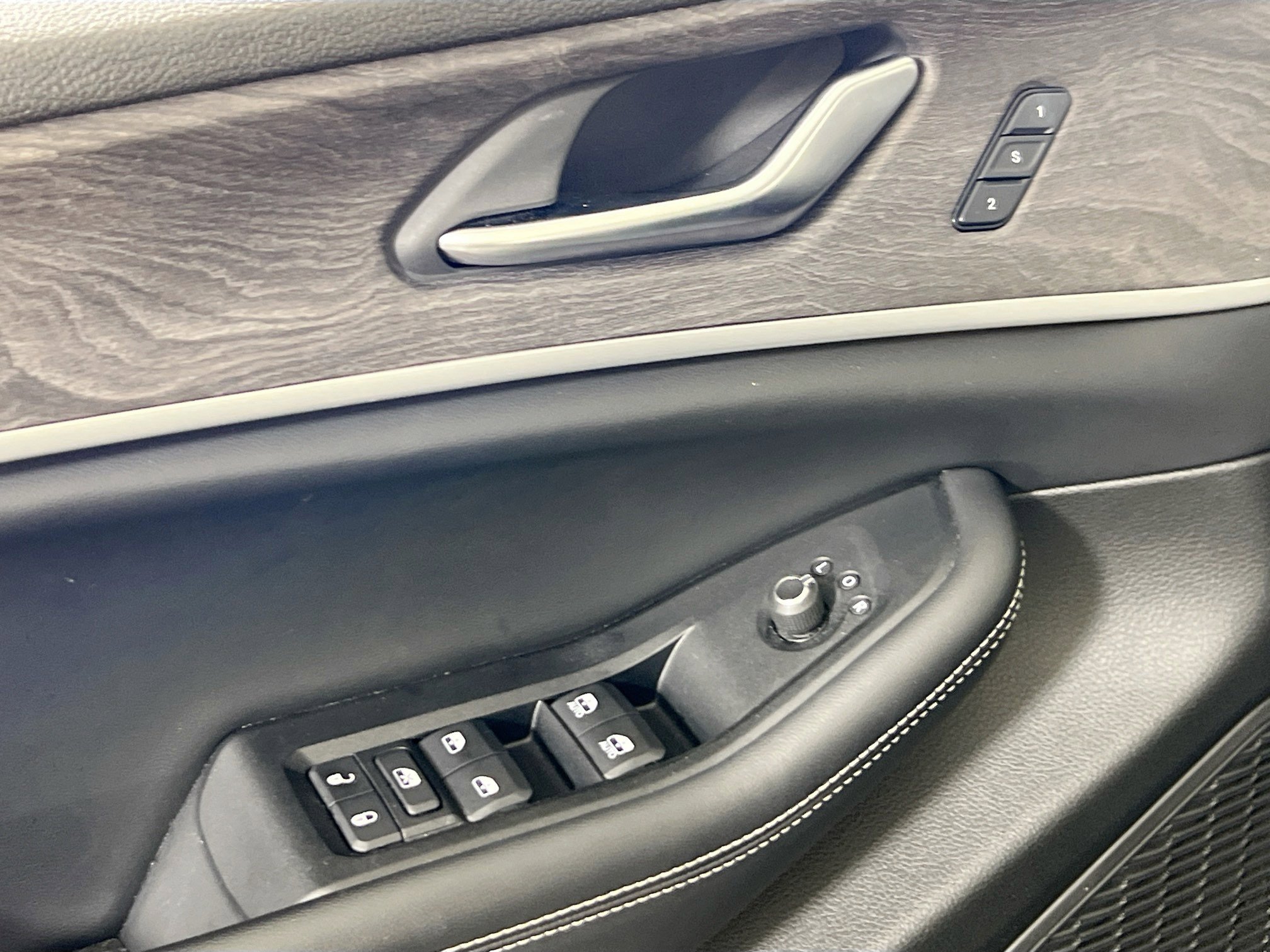 Used 2023 Jeep Grand Cherokee Limited image 16