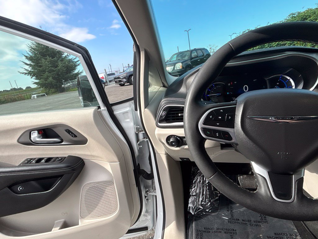 Used 2024 Chrysler Pacifica Limited FWD image 32