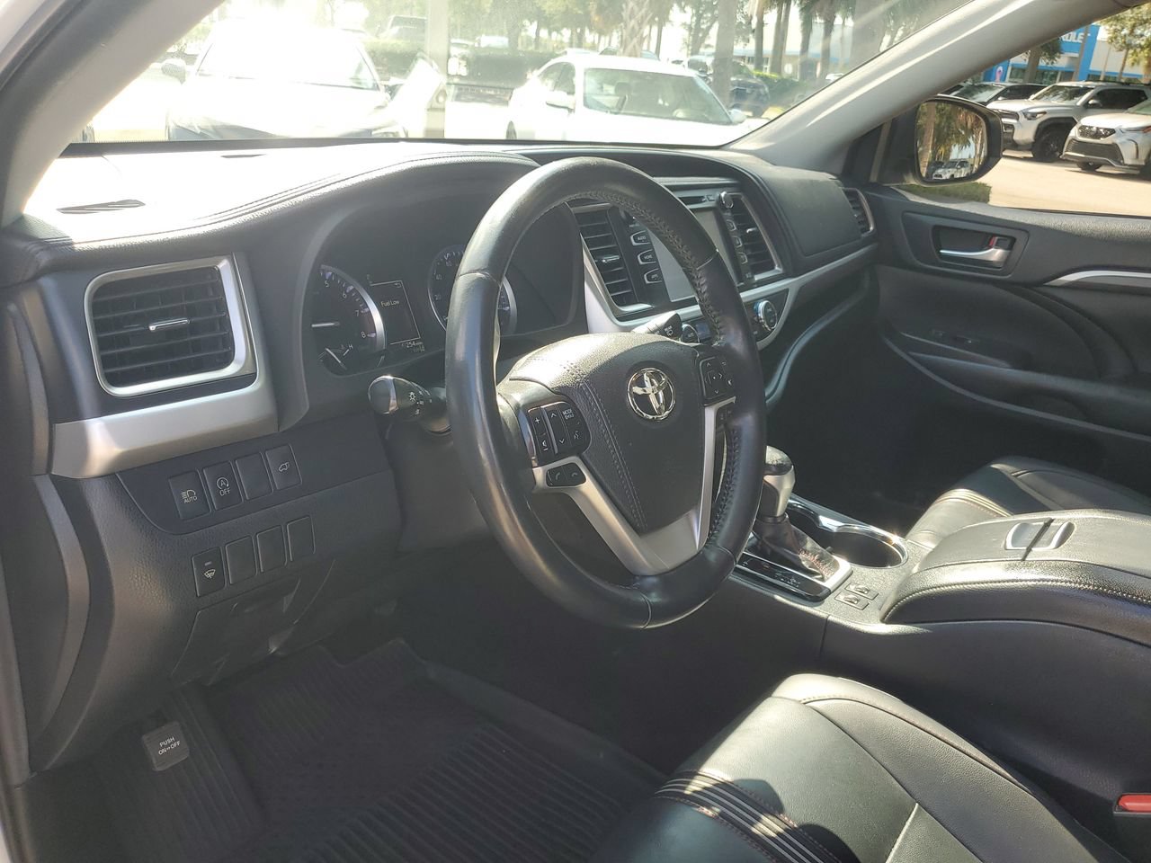 Used 2019 Toyota Highlander SE FWD image 15