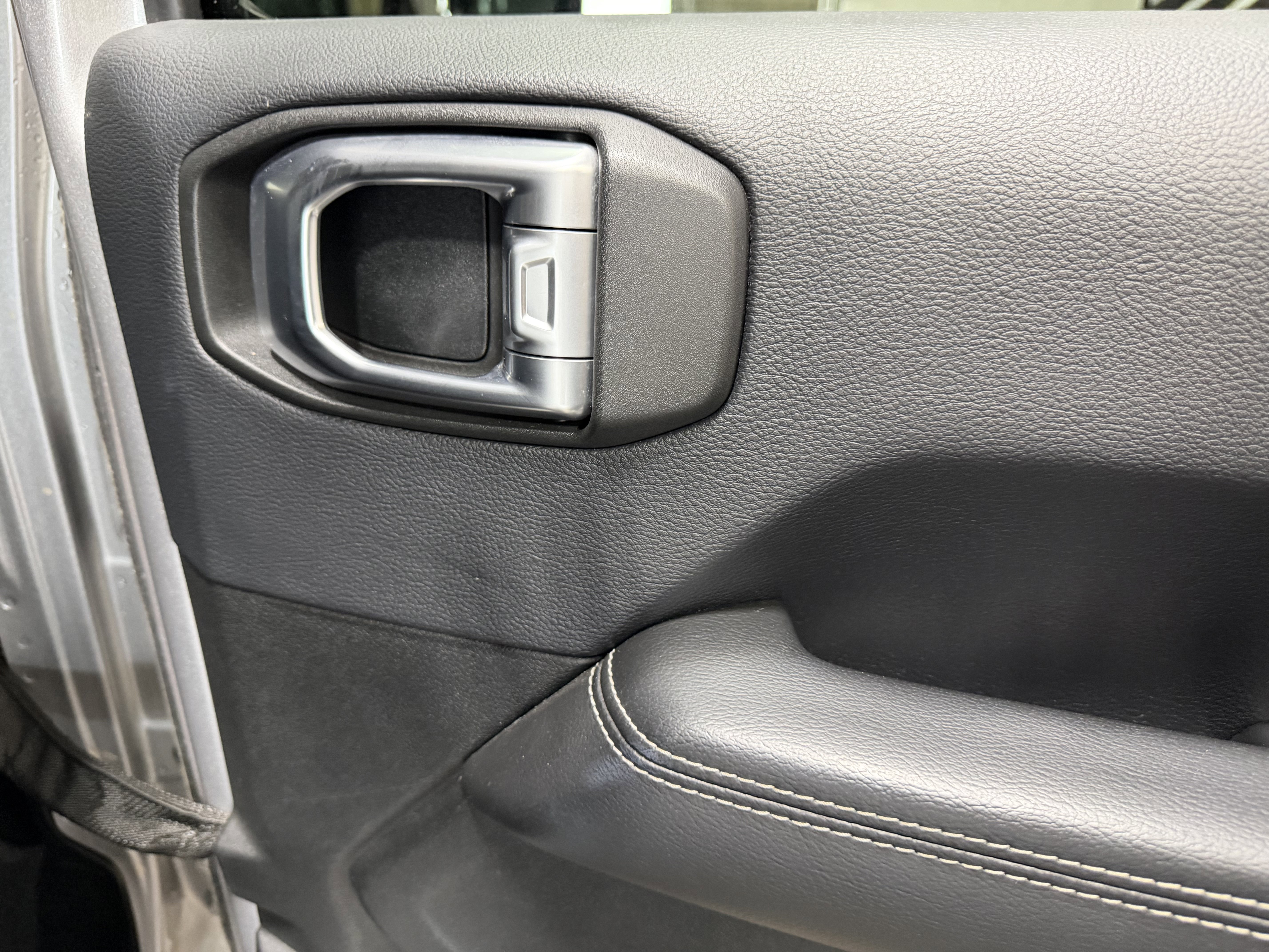 Used 2018 Jeep Wrangler Unlimited Sahara image 31