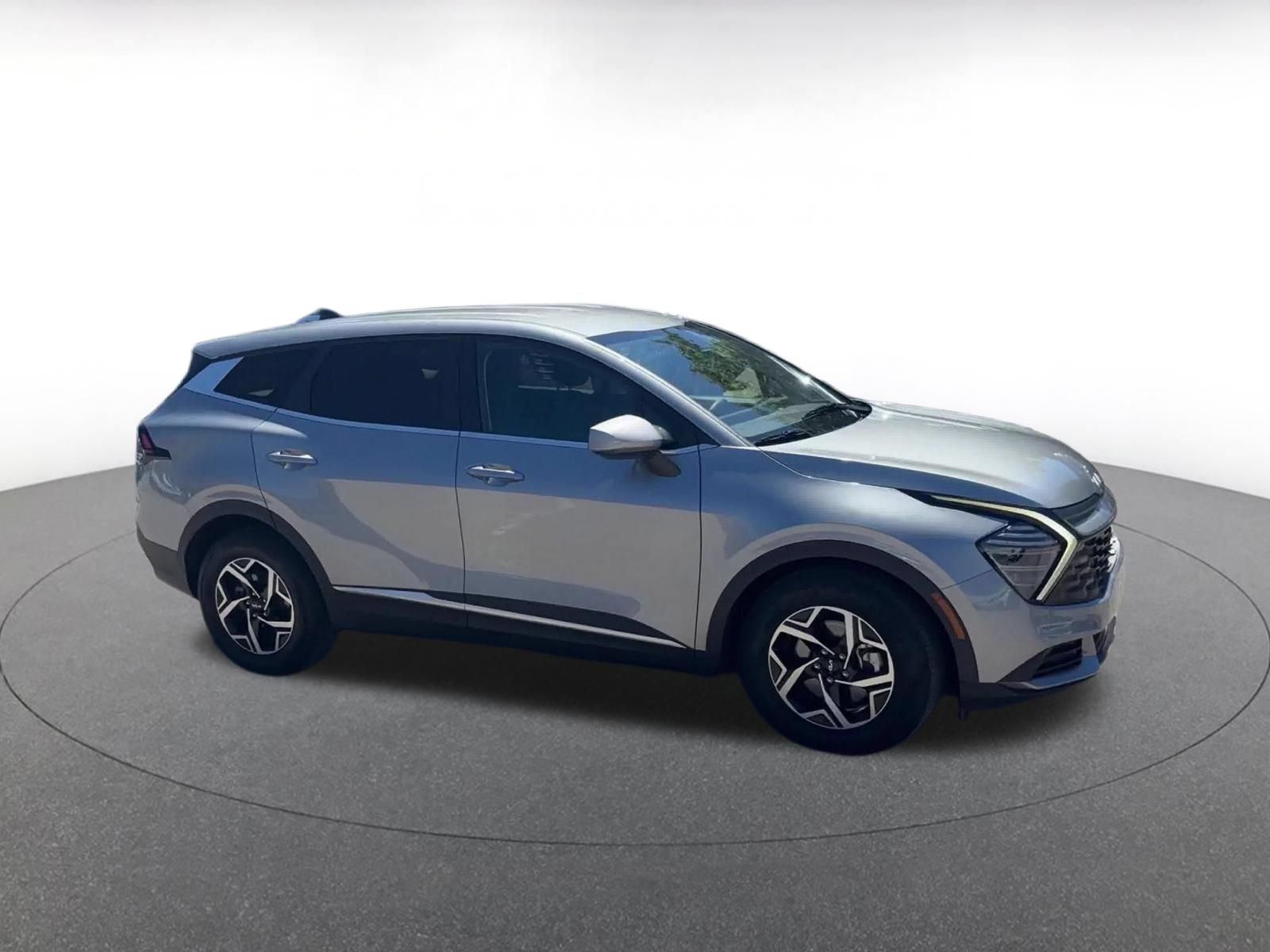 Used 2025 Kia Sportage LX FWD image 2