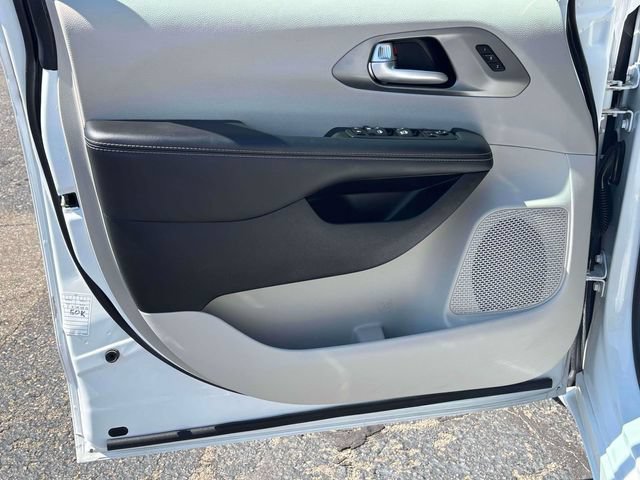 Used 2024 Chrysler Pacifica Touring-L FWD image 8