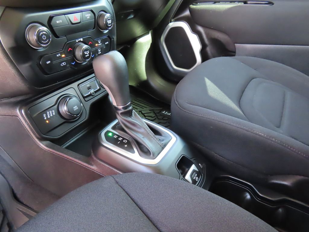 Used 2019 Jeep Renegade Latitude AWD/4WD image 14