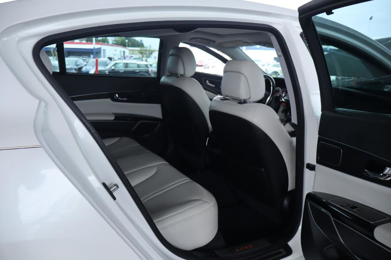 Used 2016 Kia K900 Luxury image 34