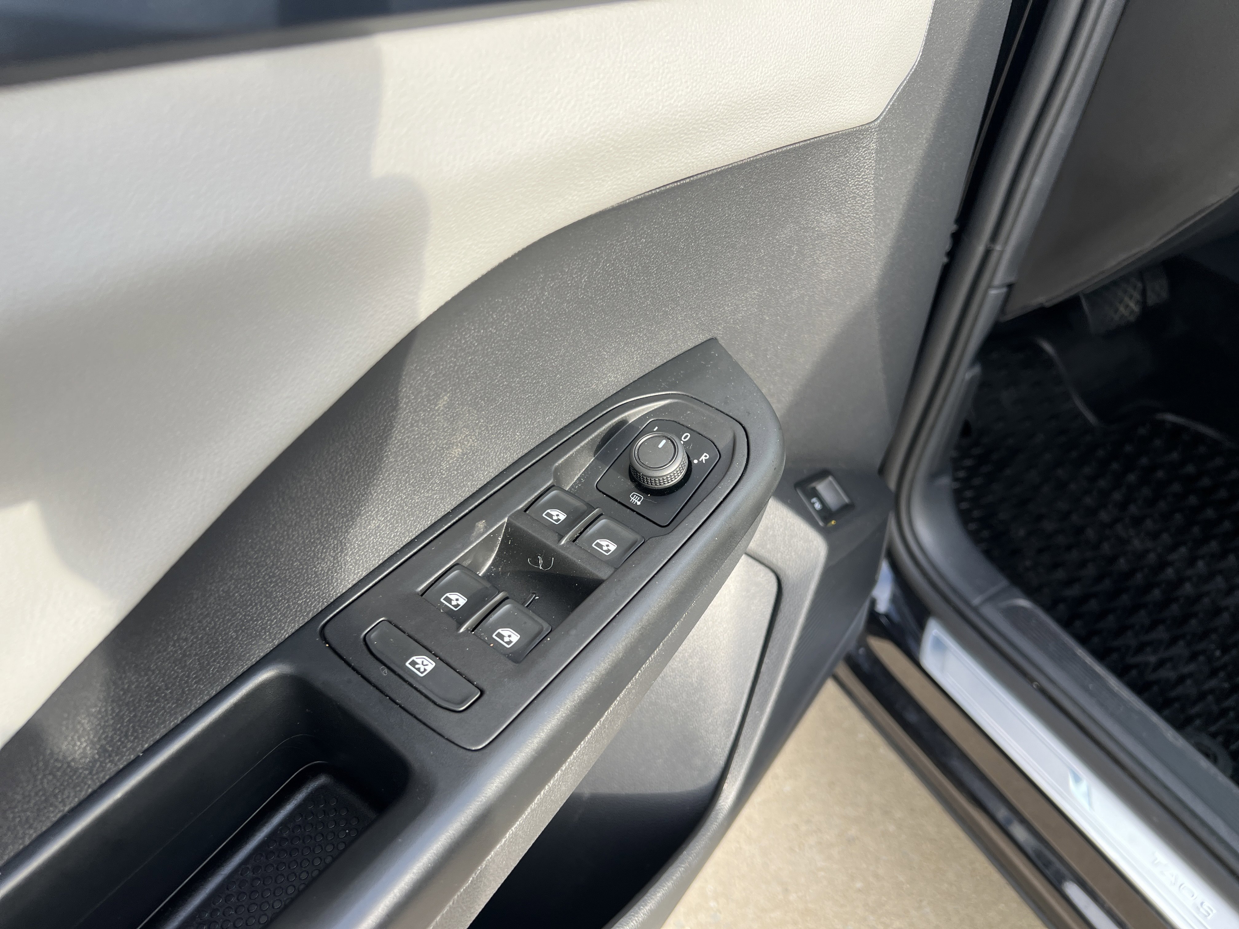 Used 2022 Volkswagen Taos SE w/ Panoramic Sunroof Package FWD image 14