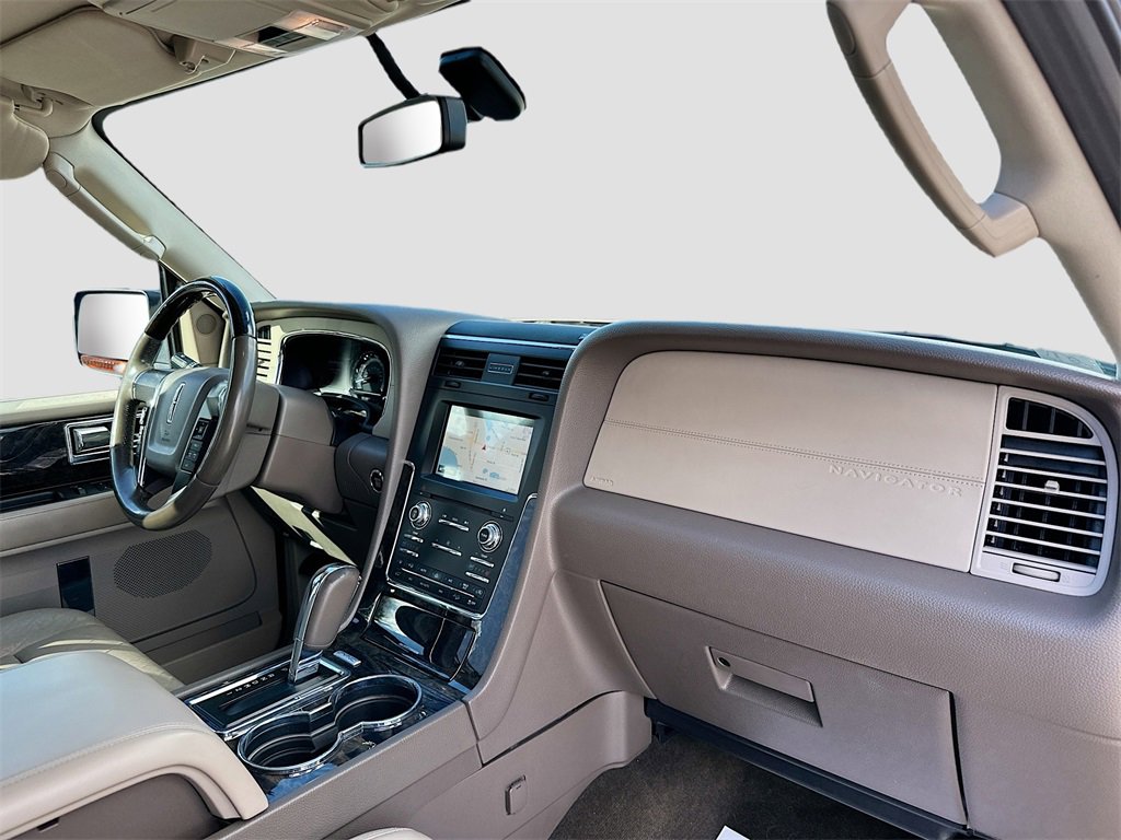 Used 2016 Lincoln Navigator Select image 32