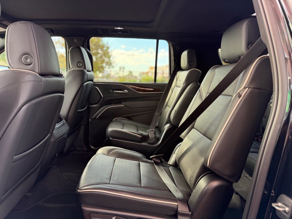 Used 2023 Cadillac Escalade ESV Premium Luxury AWD/4WD image 4