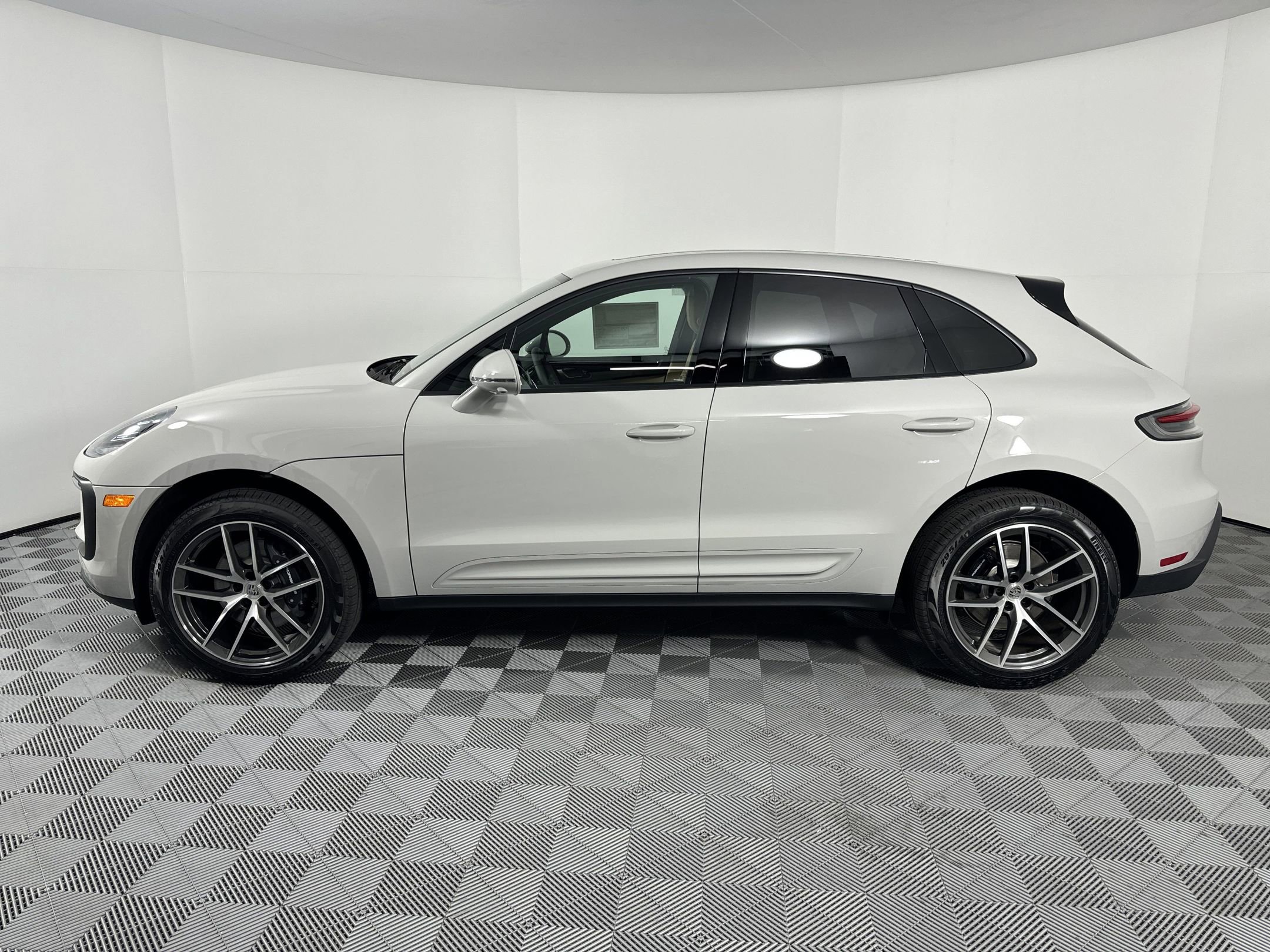 Certified 2025 Porsche Macan image 2