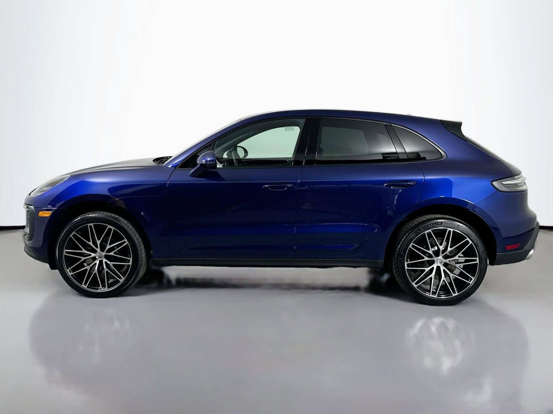 Certified 2025 Porsche Macan image 2