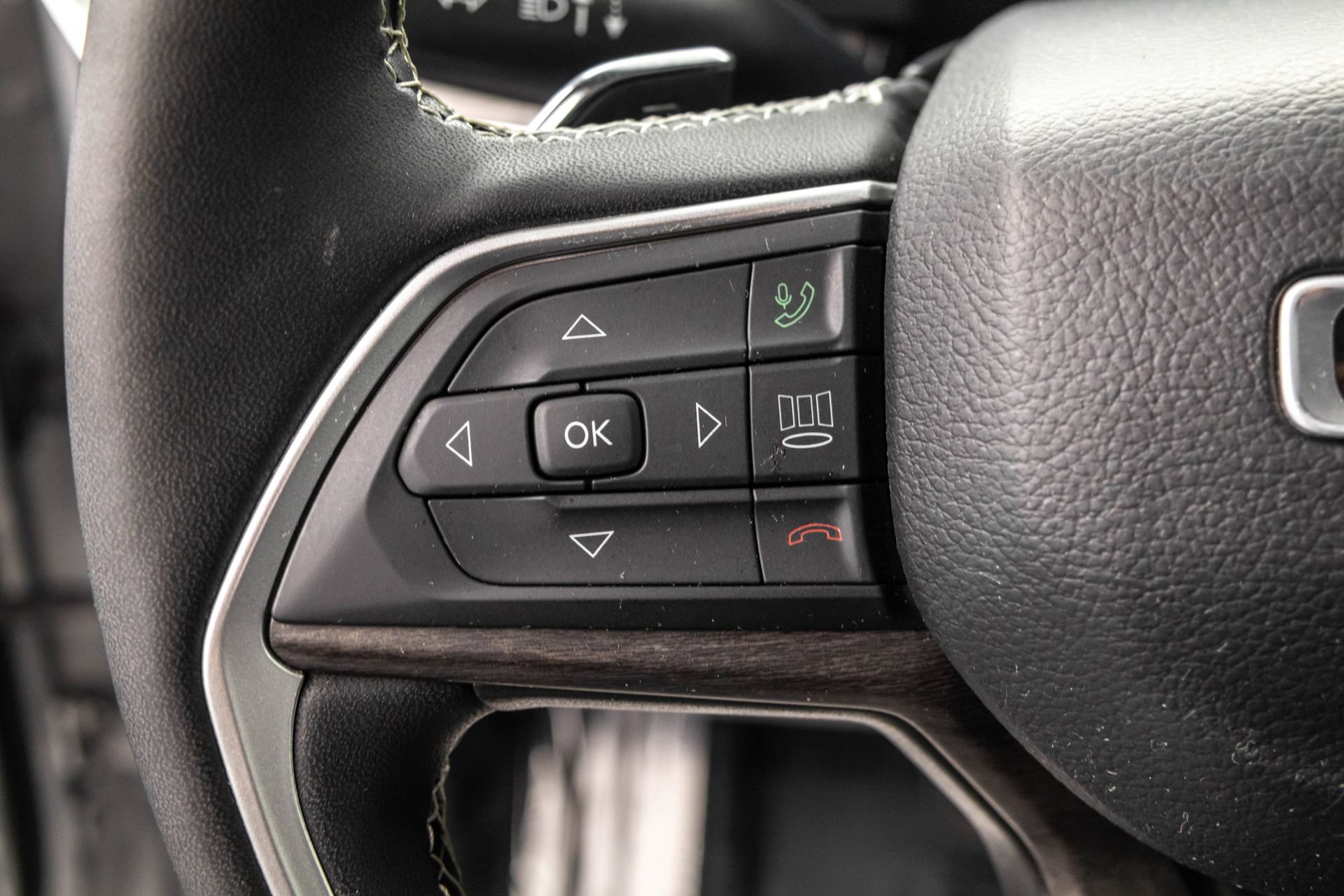Used 2023 Jeep Grand Cherokee Limited w/ Luxury Tech Group II AWD/4WD image 18