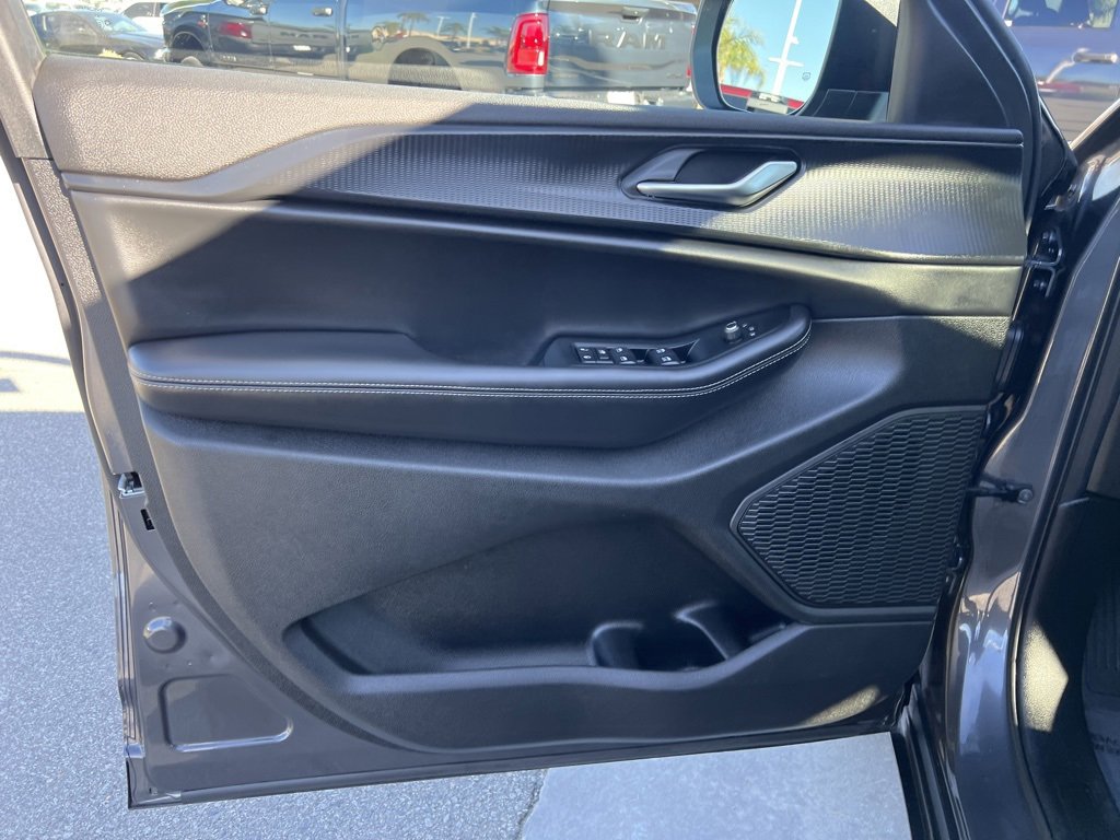 Used 2025 Jeep Grand Cherokee L Laredo w/ Luxury Tech Group I image 14