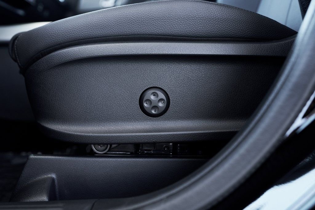 Used 2025 Mercedes-Benz GLB 250 4MATIC w/ Exclusive Package image 21