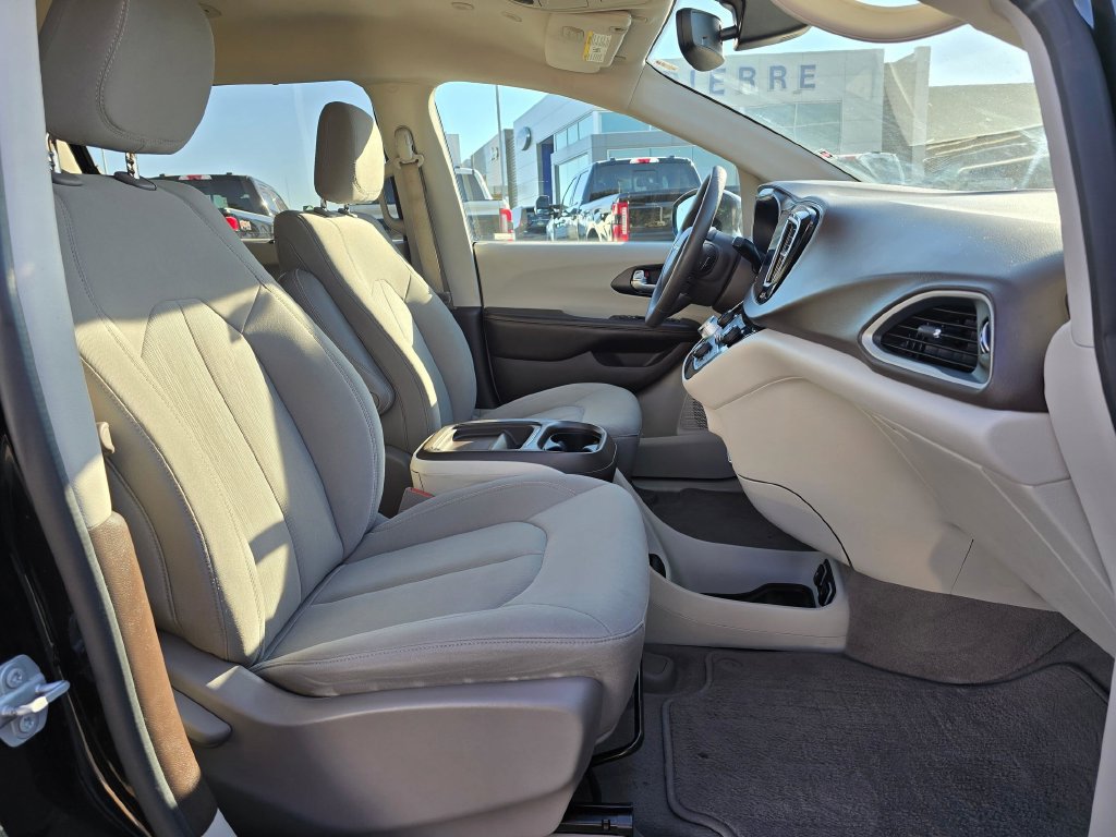 Used 2020 Chrysler Pacifica Touring w/ Tire & Wheel Group FWD image 16
