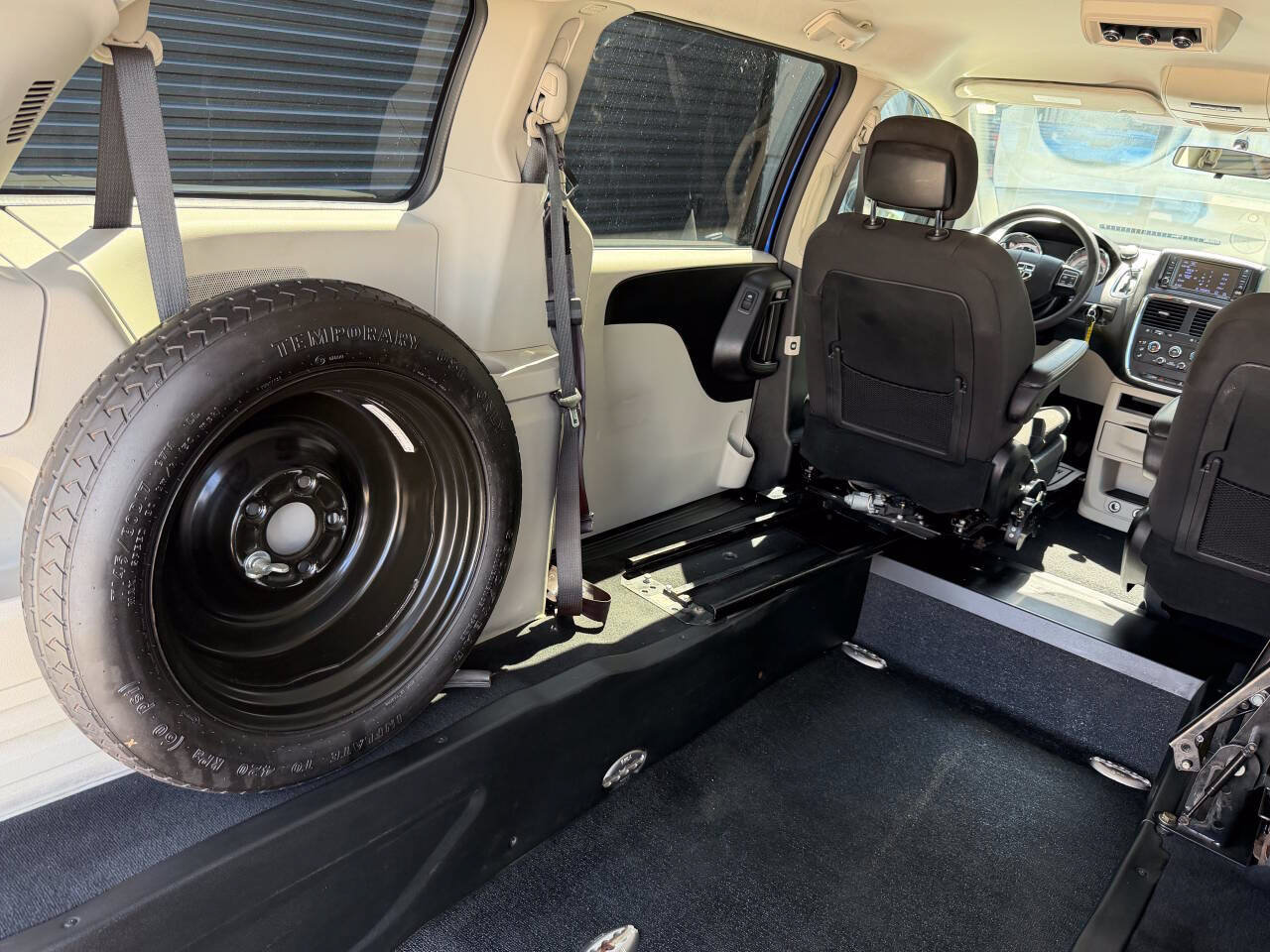 Used 2018 Dodge Grand Caravan SE w/ Power Convenience Group I FWD image 23