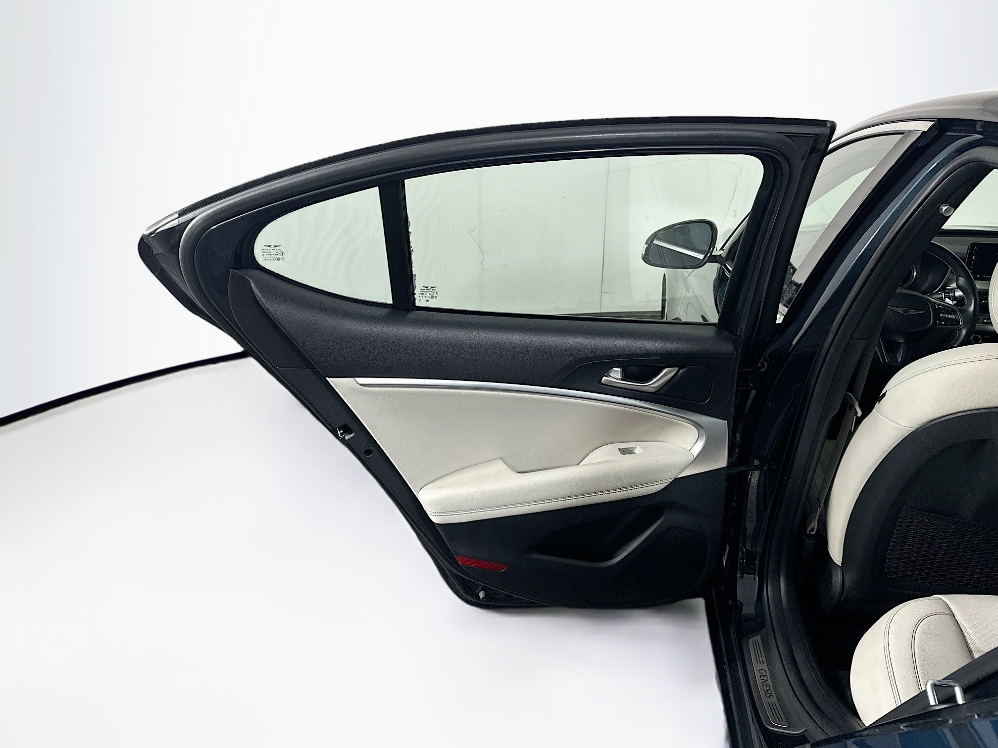 Used 2025 Genesis G70 2.5T RWD image 27