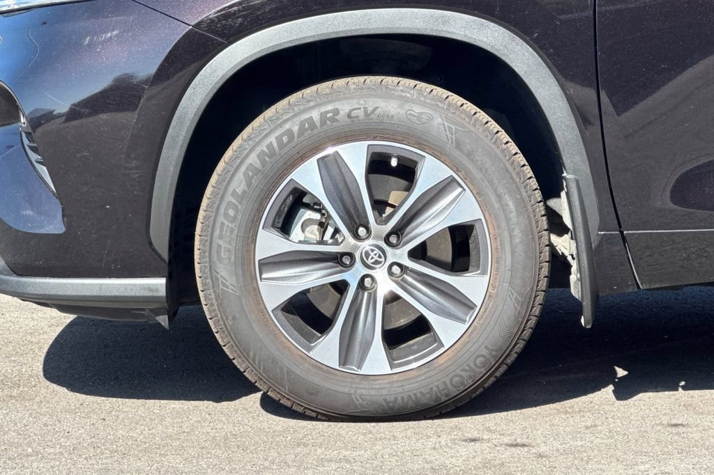 Used 2021 Toyota Highlander XLE AWD/4WD image 32