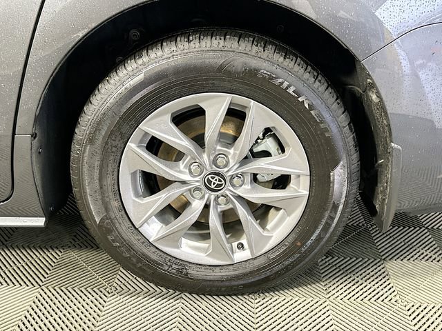 Used 2025 Toyota Sienna XLE image 31