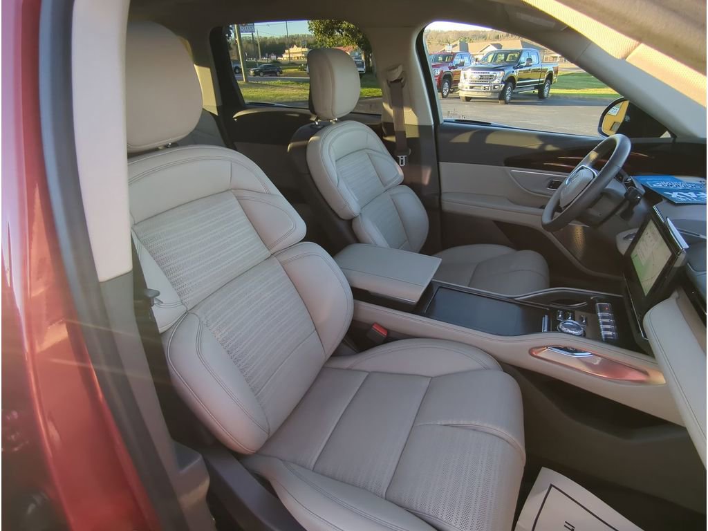 Used 2025 Lincoln Nautilus Reserve image 30