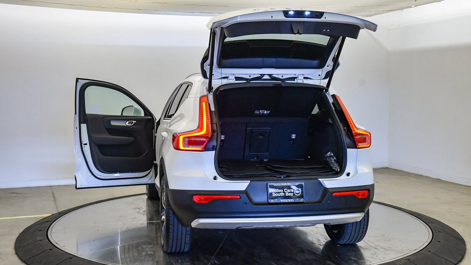 Certified 2025 Volvo XC40 B5 Core w/ Protection Package Premier image 27