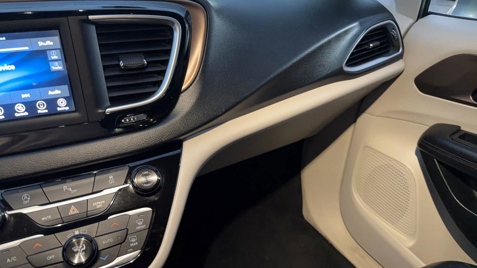 Used 2018 Chrysler Pacifica Touring-L image 26