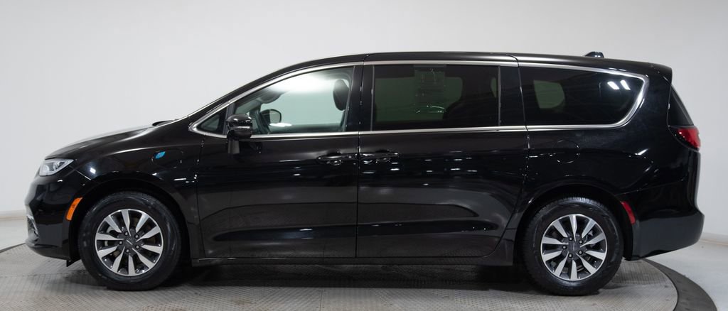 Used 2024 Chrysler Pacifica Select image 5