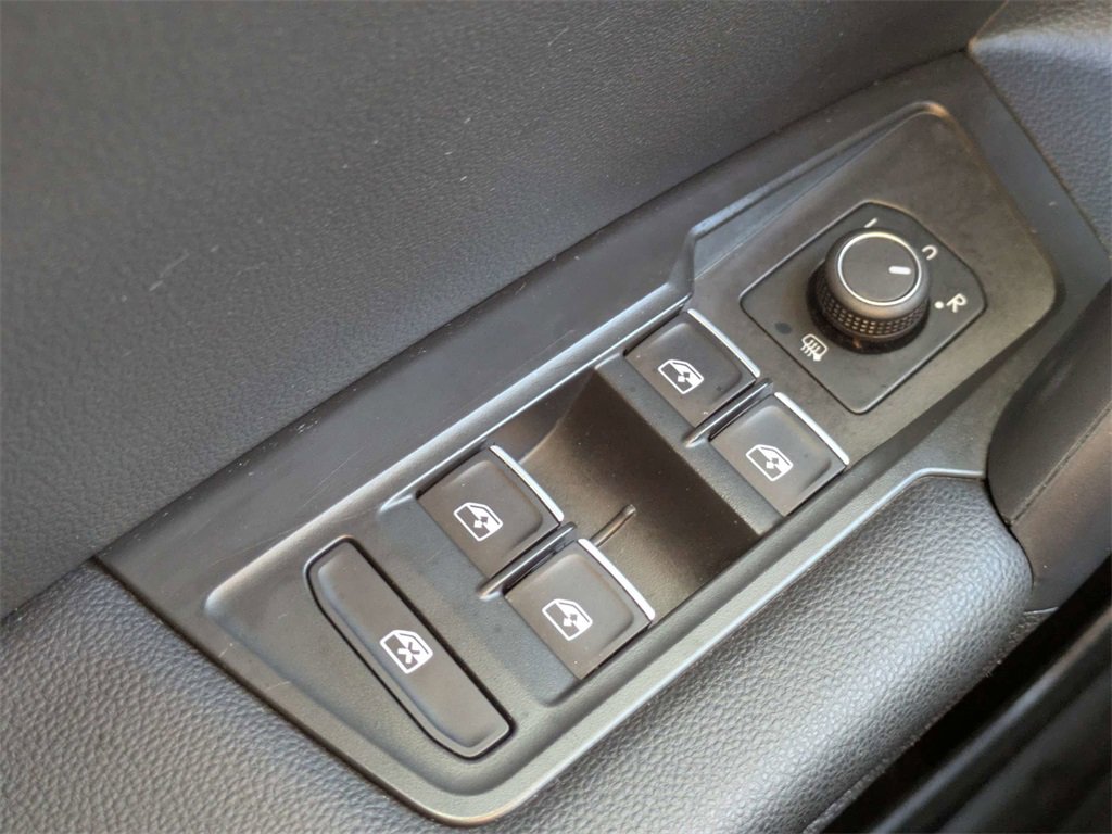 Used 2021 Volkswagen Tiguan SE image 28