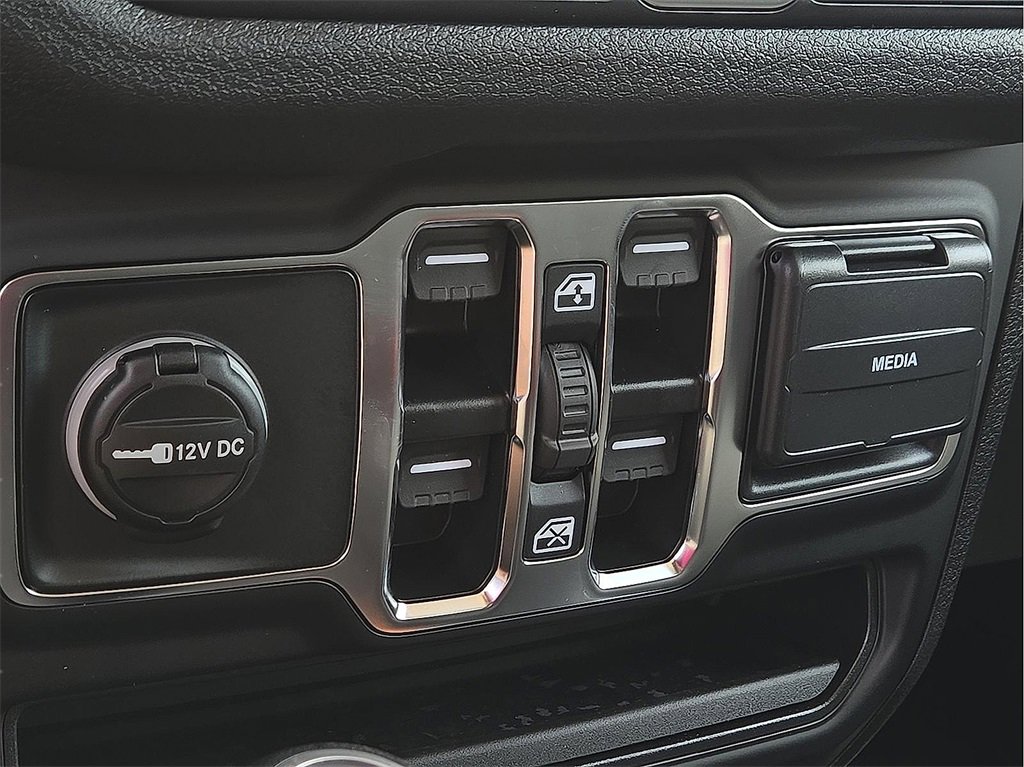 Used 2025 Jeep Wrangler Sport image 15