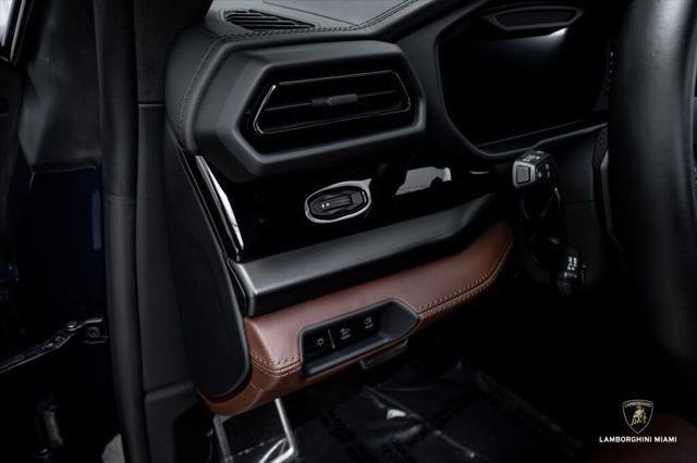 Used 2025 Lamborghini Urus SE AWD/4WD image 24