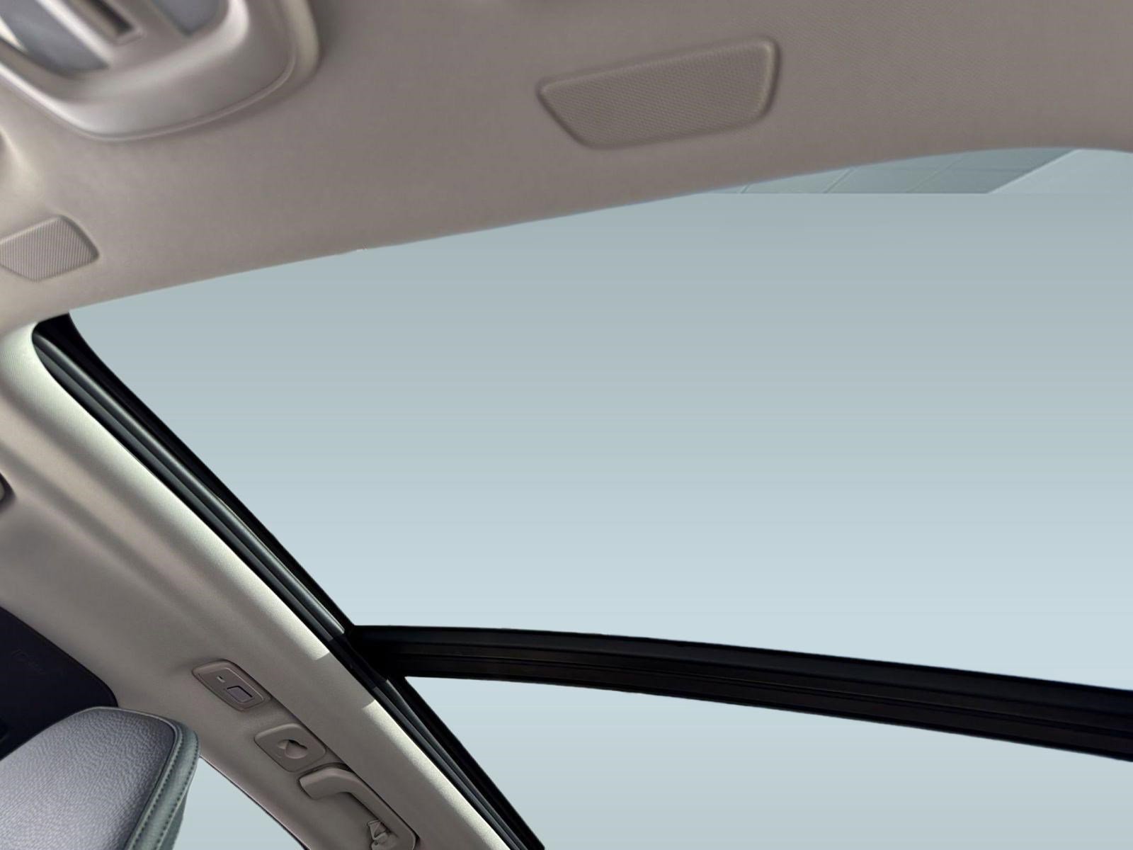 Certified 2025 Volvo XC60 B5 Plus image 15