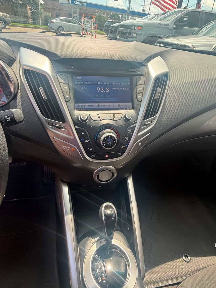 Used 2016 Hyundai Veloster FWD image 11
