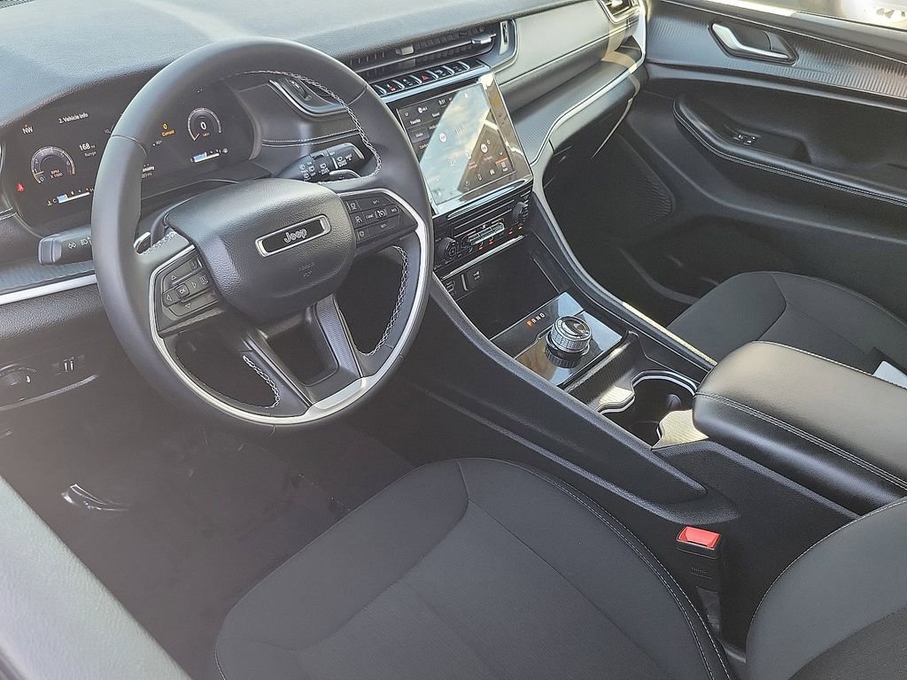 Used 2024 Jeep Grand Cherokee L Laredo image 3