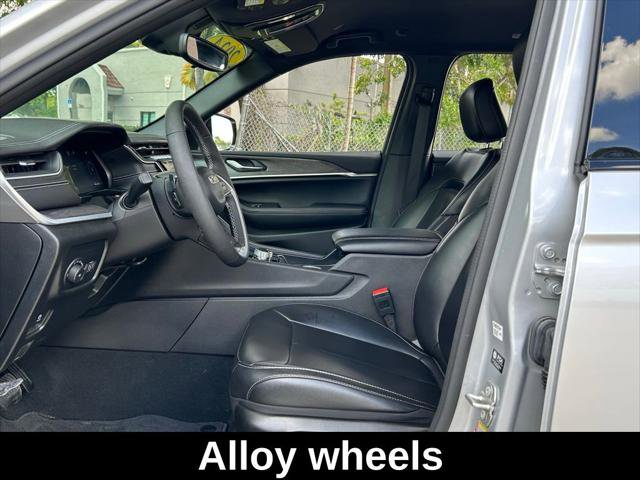 Certified 2024 Jeep Grand Cherokee Limited w/ Black Appearance Package image 18