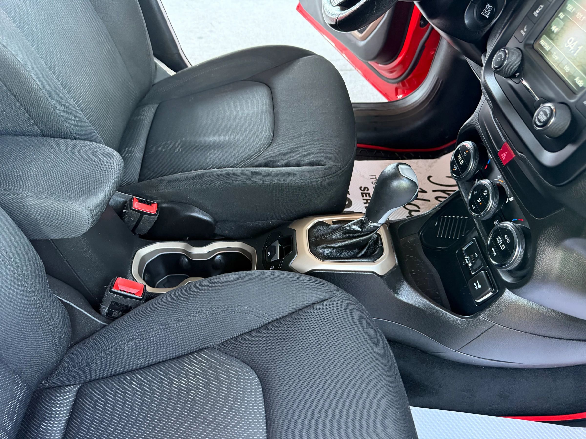 Used 2016 Jeep Renegade Latitude w/ Popular Equipment Group image 25