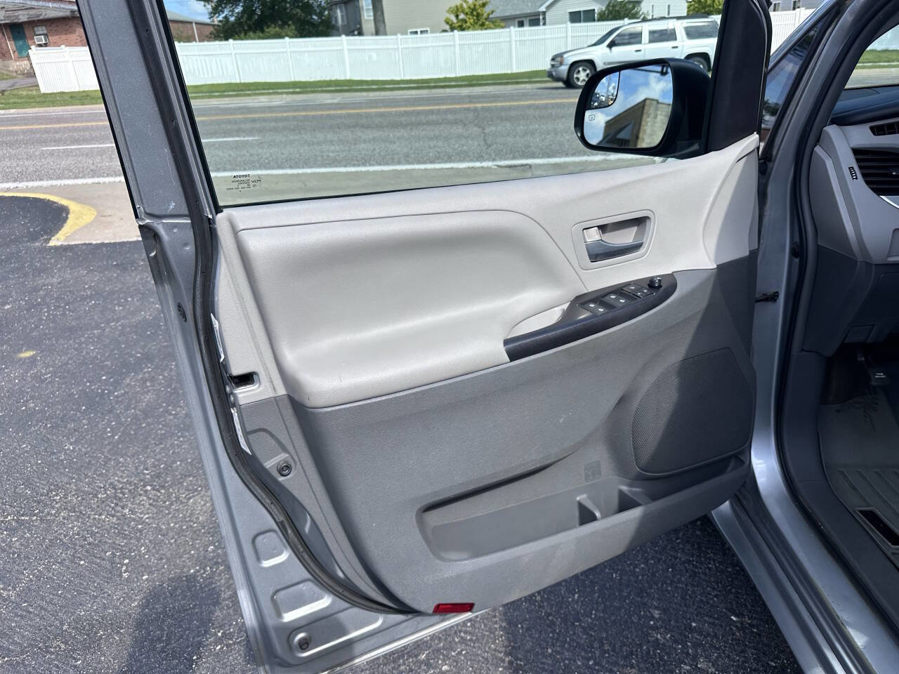Used 2015 Toyota Sienna LE FWD image 19