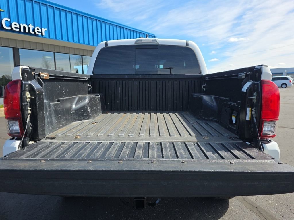 Used 2019 Toyota Tacoma TRD Sport AWD/4WD image 13