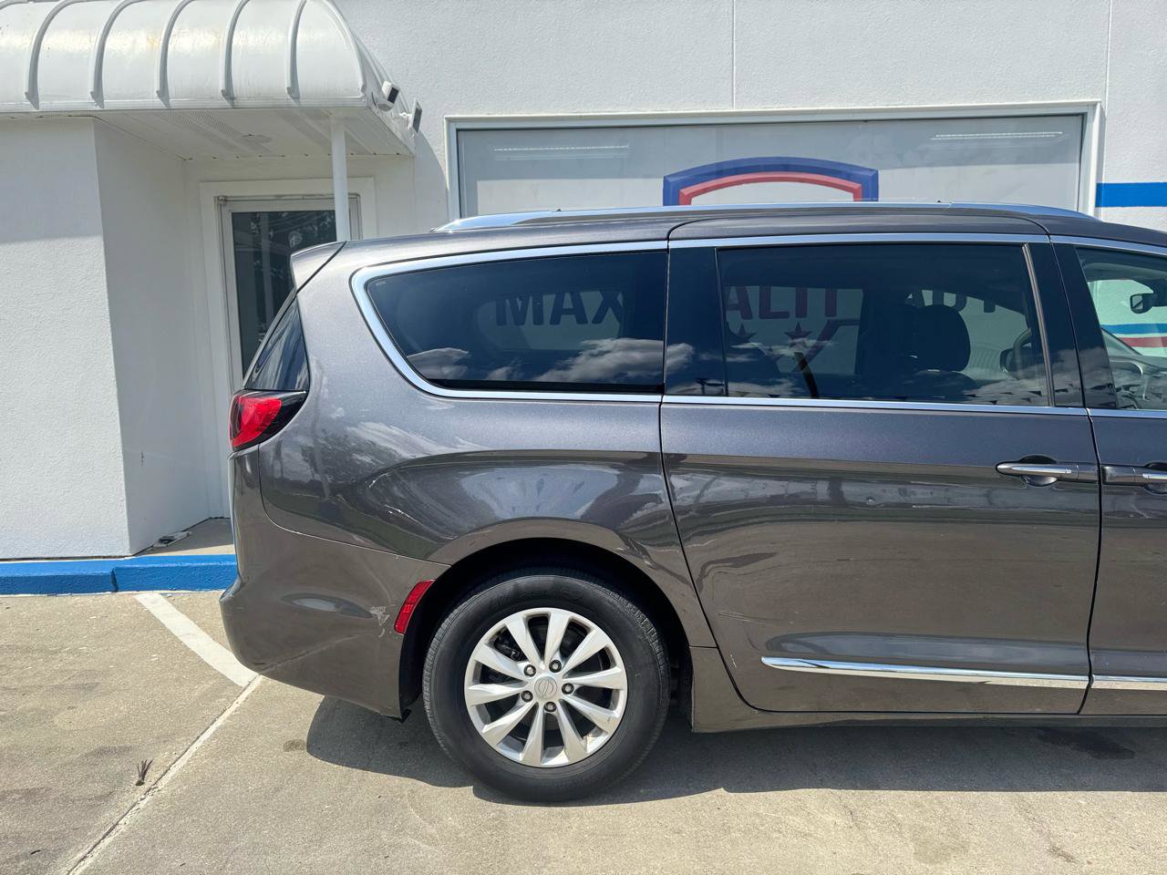 Used 2019 Chrysler Pacifica Touring-L image 22