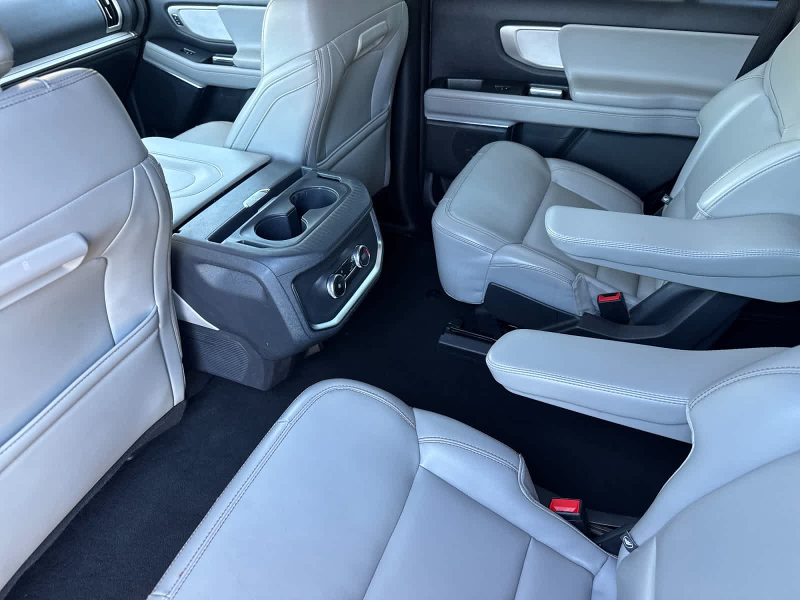 Used 2025 Ford Expedition Active RWD image 4