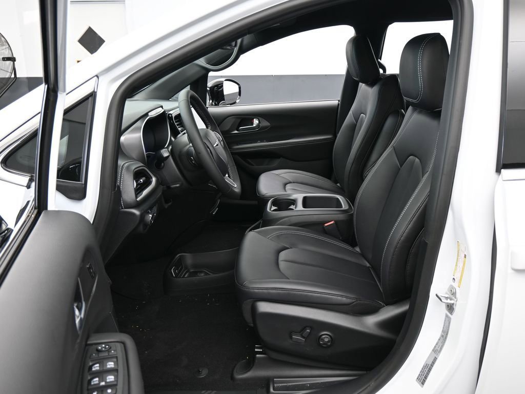 New 2026 Chrysler Pacifica Select image 11