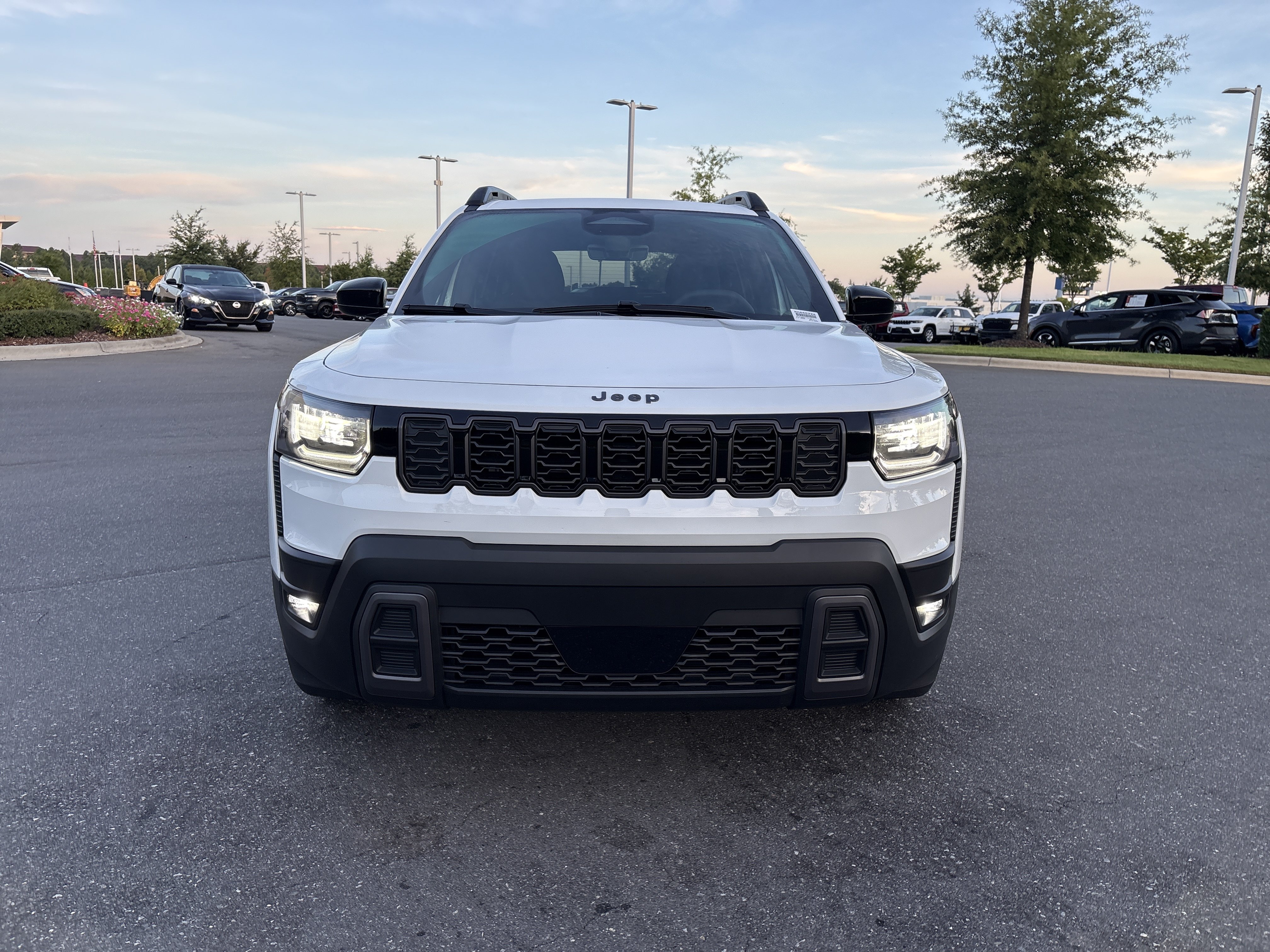 Used 2026 Jeep Cherokee Laredo AWD/4WD image 3