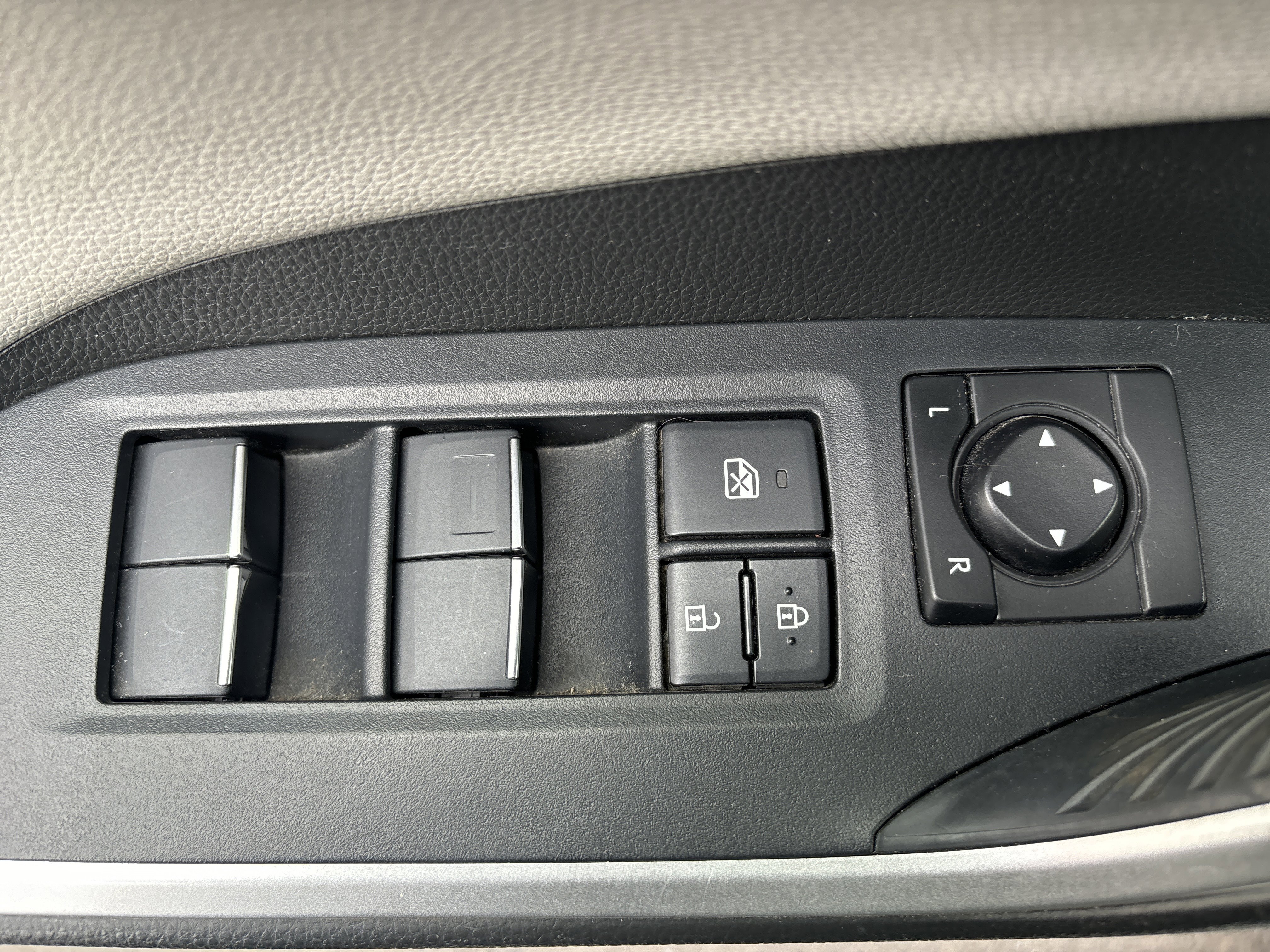 Used 2020 Toyota RAV4 Limited image 17