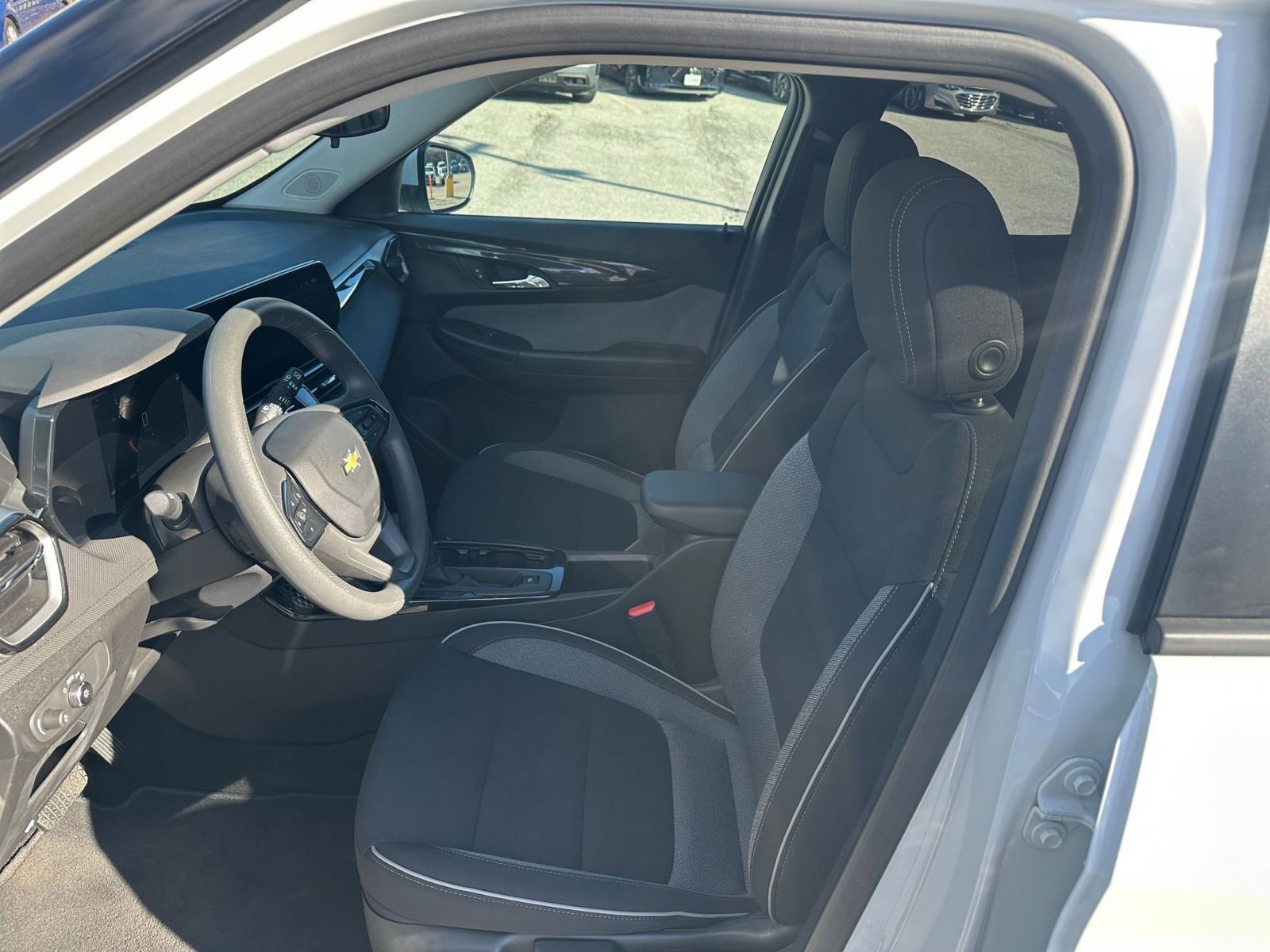 Used 2025 Chevrolet TrailBlazer LT w/ Driver Confidence Package image 24